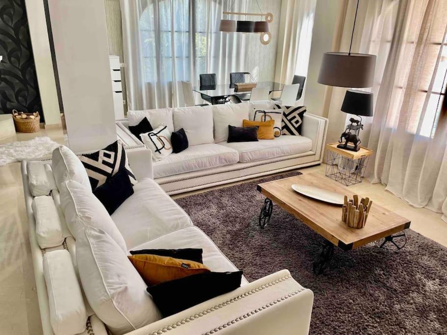 Villa Deluxe,White Beach,Mountains 菲内斯特拉特 外观 照片